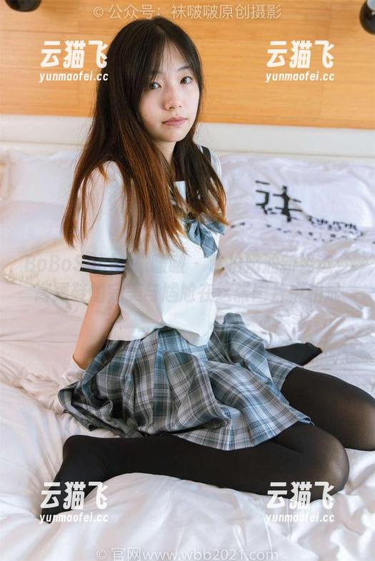 BoBoSocks袜啵啵 - 私拍奶油新姿态：高跟鞋的完美与尴尬在这张图片中相遇