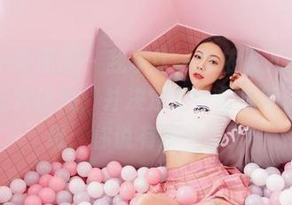 Feilin嗲囡囡 – 我承认，娜依灵儿的黑丝写真让我迷失，并决定把它放成每天的壁纸：你说有没有罪？
