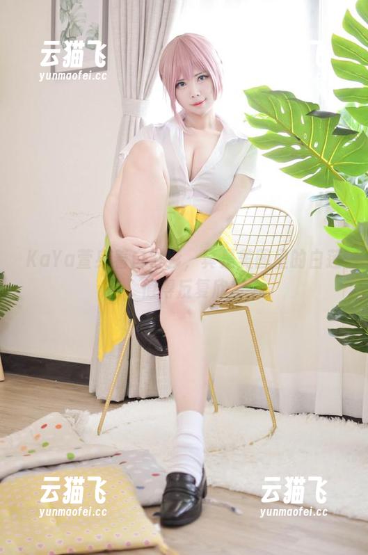 KaYa萱身着白衬衫，真是美图里的白莲花，值得反复欣赏。