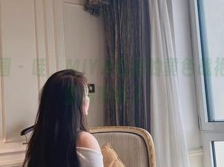 微密圈 – 哇，MIYA在她的黄色战袍美图里搞事情了！
