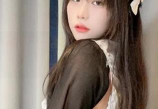 原图里的Sira(시라)：妆容与秘书气质，与图包的趣味形成反差。