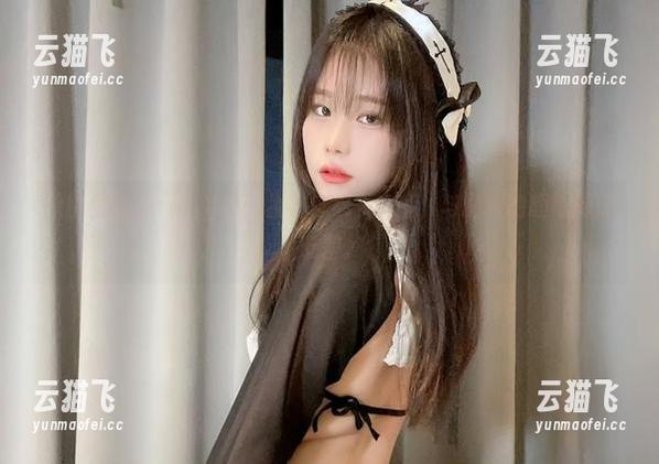原图里的Sira(시라)：妆容与秘书气质，与图包的趣味形成反差。
