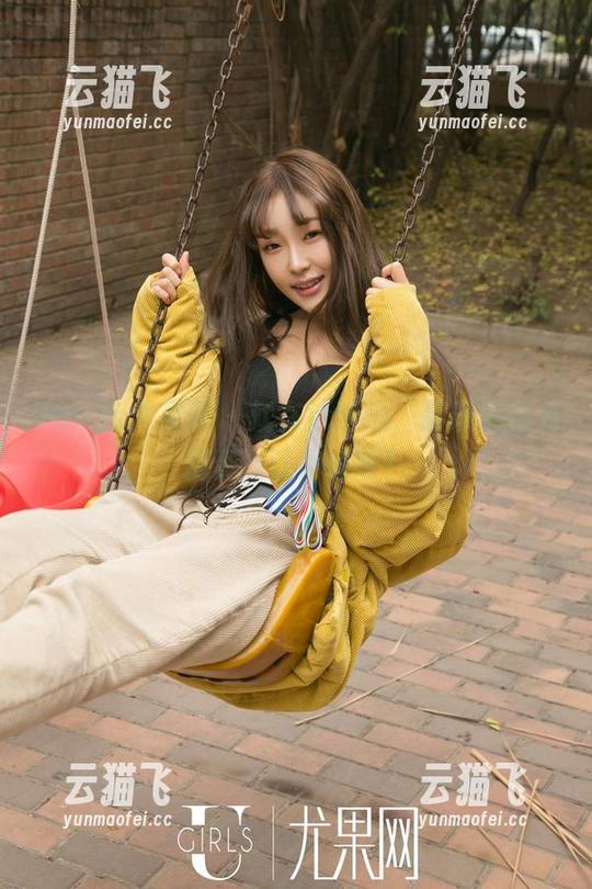 UGirls尤果网 - 就在泳池边，萌琪琪的免费资源让你惊呼！