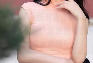 Xiuren秀人网 – 照片里小乔babyb的泳装美图，提醒大家：泳池边可别只盯着美丽的水波哦！