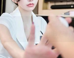 Xiuren秀人网 – 一边滑动网盘，一边欣赏邹晶晶女王的豹纹写真