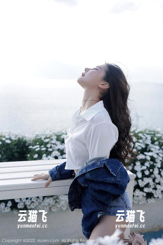Xiuren秀人网 - 居家黑白风：雨儿baby在线写真里的轻松一刻