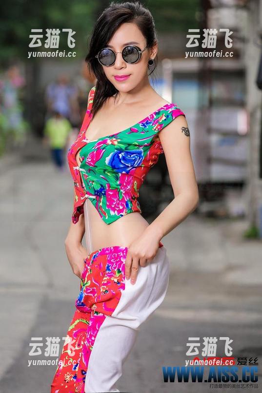 aiss-若兮 aiss - 若兮黑色写真分享,是在透露些什么?那股淡淡凛冽令人忍不住再看一遍。
