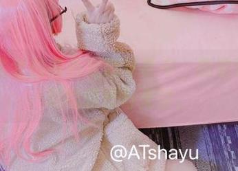 在at鲨鱼的黑色定制写真中，我看到了深藏的调皮与无奈。