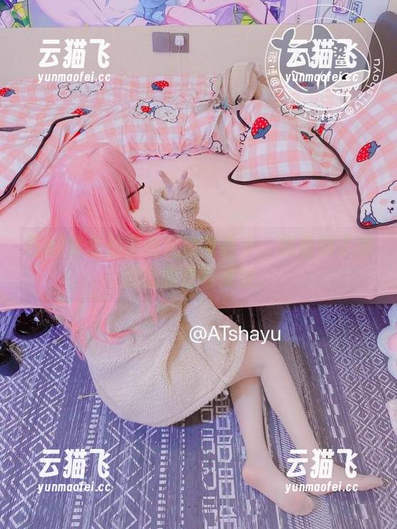 在at鲨鱼的黑色定制写真中，我看到了深藏的调皮与无奈。