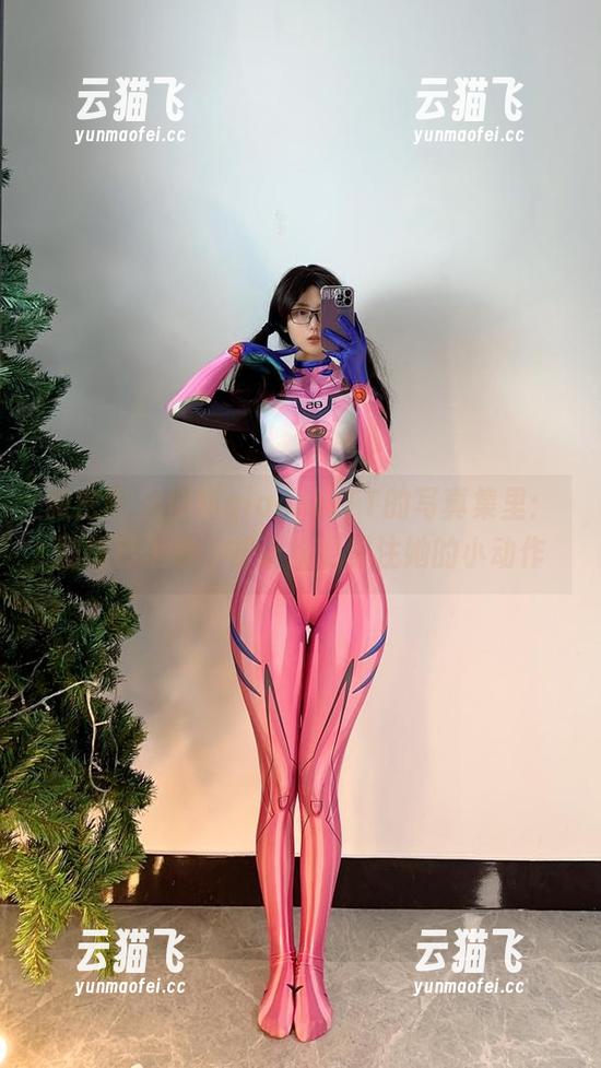 微密圈 - 俏妞qiaoniuTT的写真集里：剧情已上线，却让我更关注她的小动作