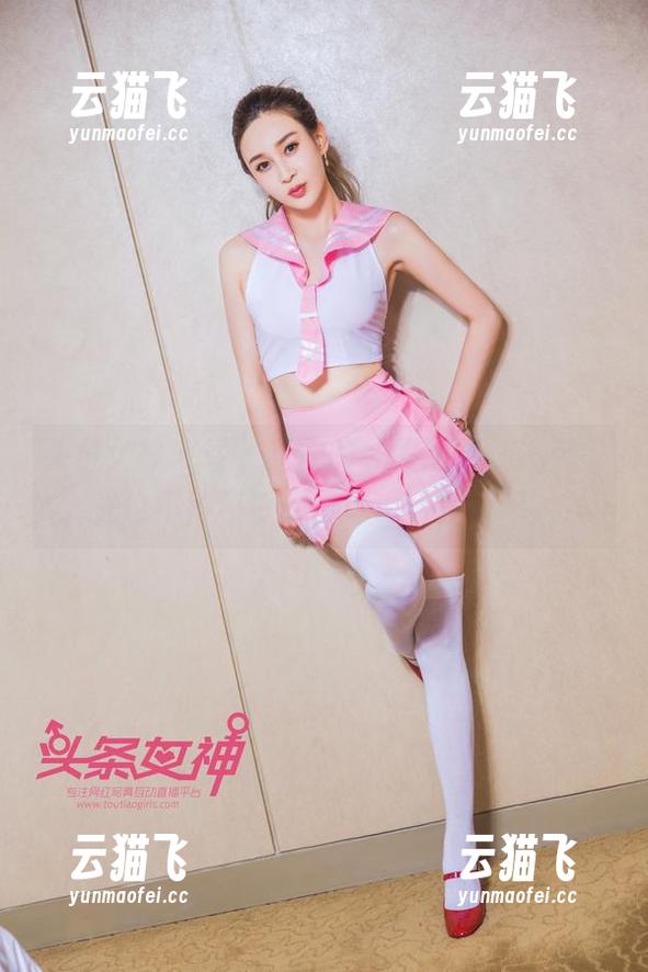 头条女神 - 看，乔安的礼服原图，连无圣光也不得不低头。这也太狂了吧。