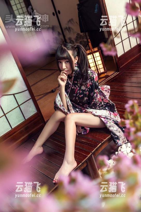 头条女神 - 每次看高清壁纸，杨曼妮的宫廷小肚兜总能让我流连忘返，哈哈！