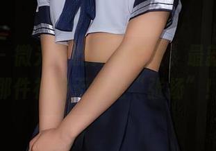 尤蜜荟 – 微光下的龙女宝宝，最新照片里那件礼服无疑是“张扬”！