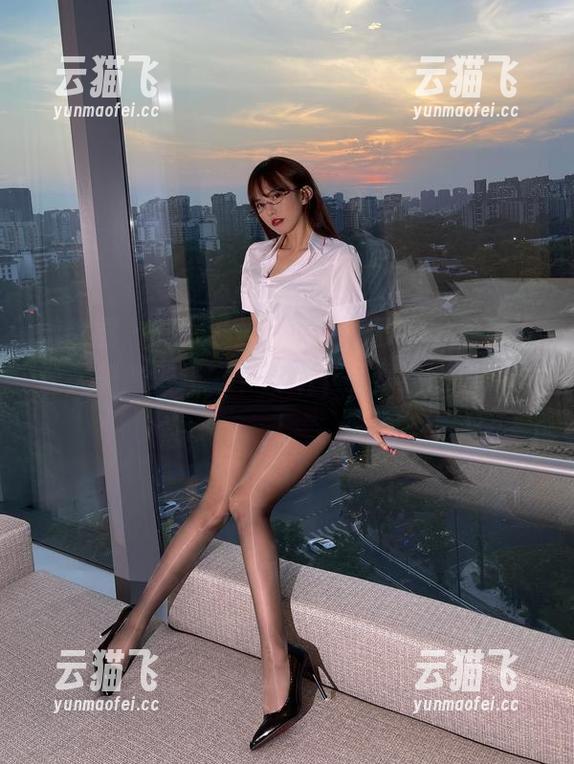 微密圈 - 制服黑丝的搭配，张思允的写真让人思绪飞扬，下载不下载都是一道难题！