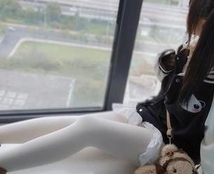 摇摇乐yoyo的美脚，不小心被她的图片给“迷”住