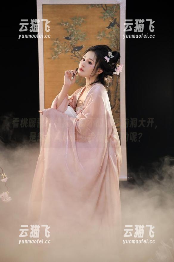 看桃暖酱穿棉袜，时不时让我脑洞大开，是想扑风还是想丢掉体面的呢？