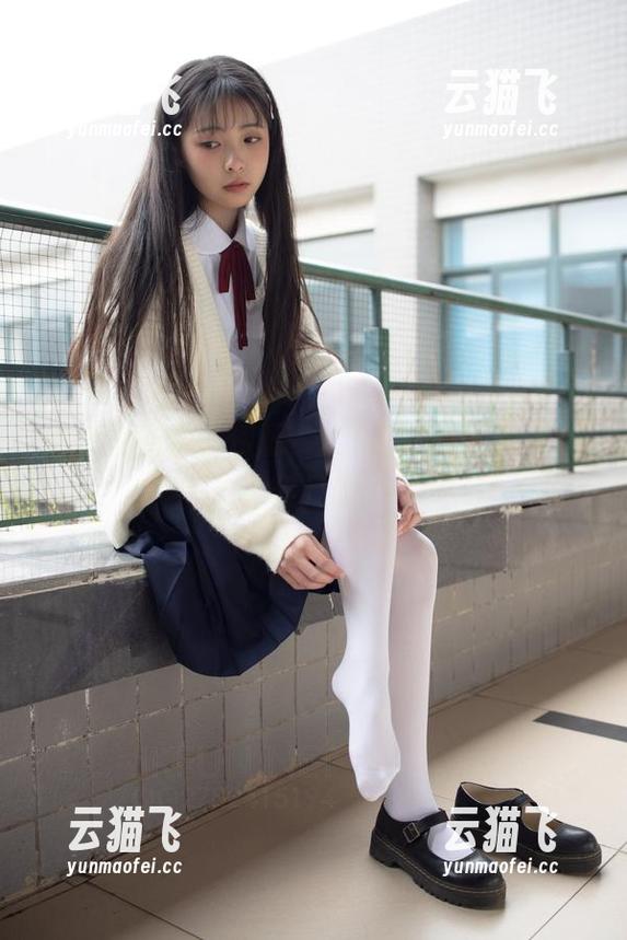 森萝财团无料资源，K格子裙让人忍不住多瞧几眼。