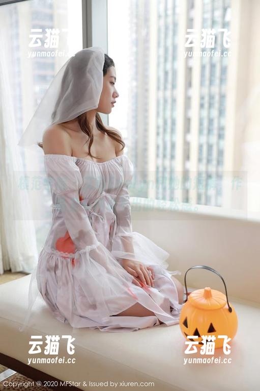 模范学院 - 艾莉Evelyn和她的短裤，作品里有种说不出的轻松感。
