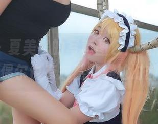 波萝社 – 夏美酱的写真图包：光辉四射，但偶尔也有忽然的尴尬时刻。