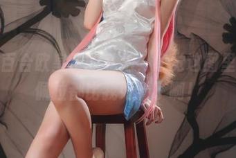 打开百合欧皇子的私拍，感觉这图里面的佩拉都比我好看了啊！