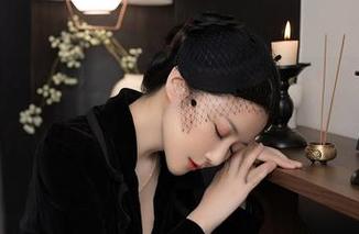 秀人网 – fairy如歌的黑丝高能图包：拿着文件的同时，也不忘打扮成女神！