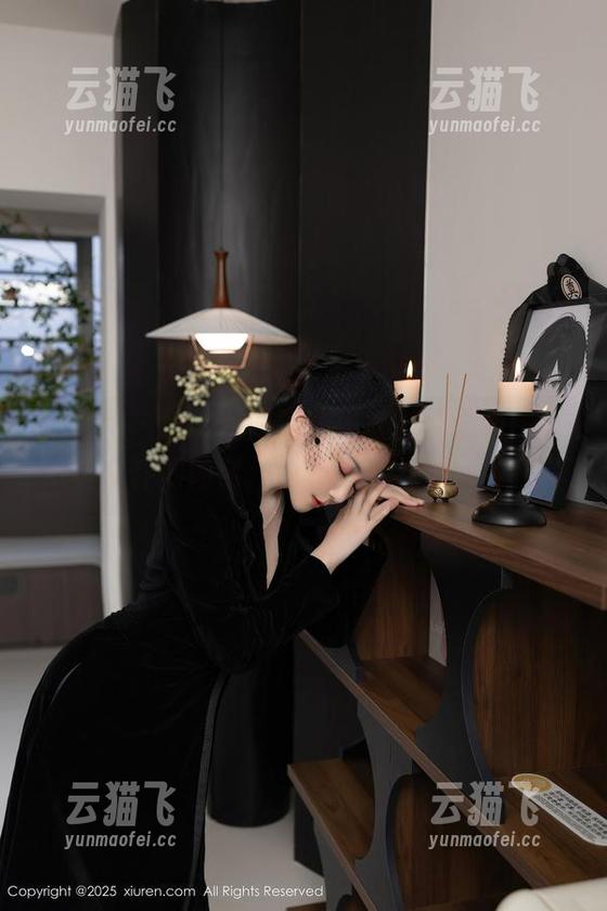 秀人网 - fairy如歌的黑丝高能图包：拿着文件的同时，也不忘打扮成女神！