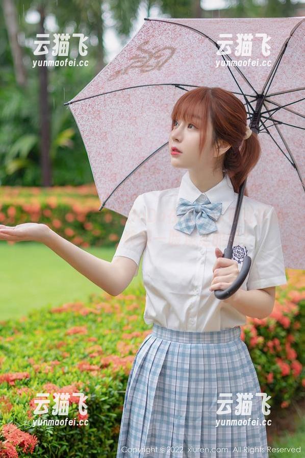秀人网 - 养乐多DoDo在线：你见过在旅拍中摔了一跤却一脸淡定的吗？