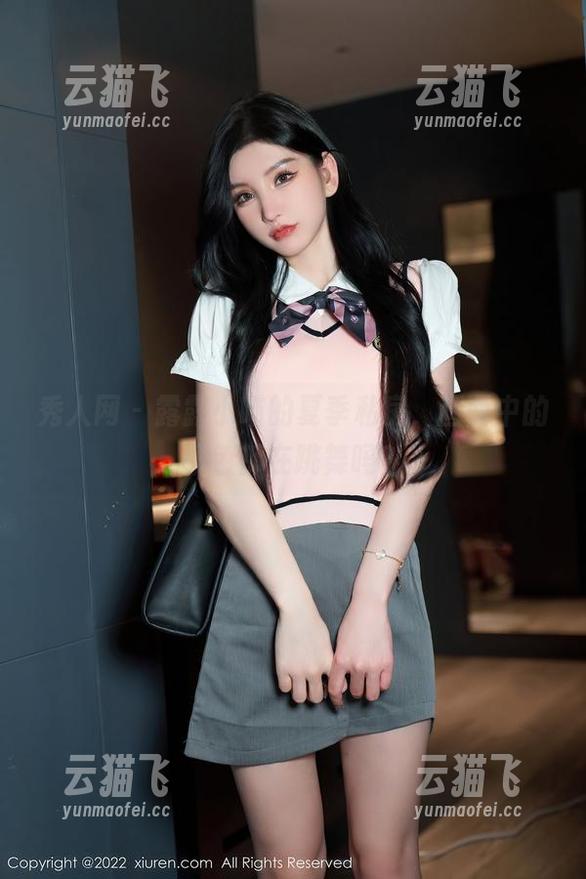 秀人网 - 露露小喵的夏季私房，画面中的颜色都在跳舞吗？