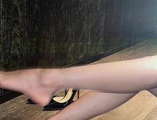 微密圈 – 脸红Dearie给我们带来的黑色兔子写真，确实带点小气涩，叹气。