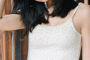 在萌芽儿o0的海边写真集中翻翻，下载时请握好手机，别让它因为她太美而掉进海里！