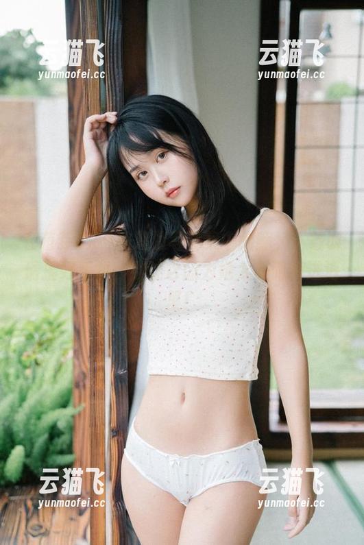 在萌芽儿o0的海边写真集中翻翻，下载时请握好手机，别让它因为她太美而掉进海里！