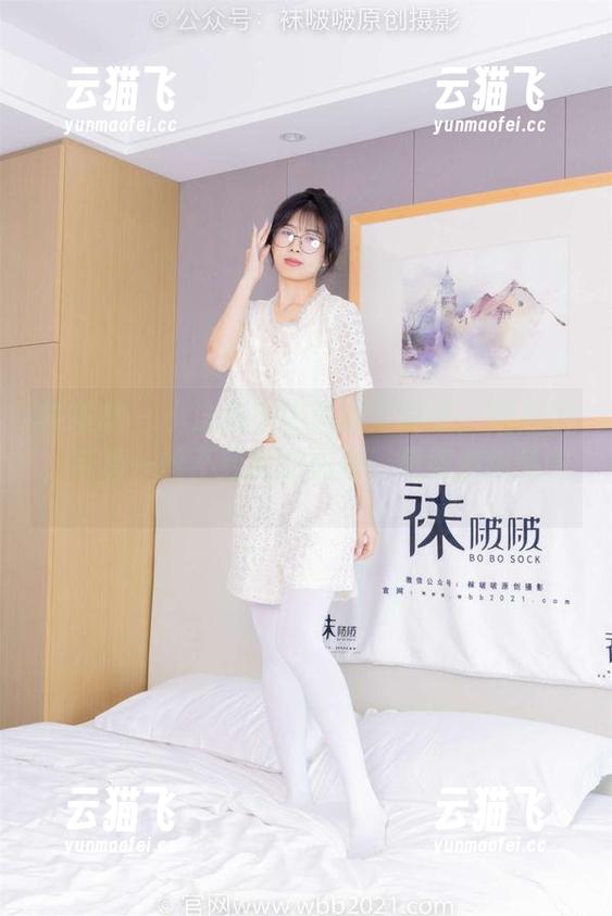 袜啵啵 - 小沫推出的最新写真集：短黑丝，带着一丝不经意的俏皮，值得细细品味。