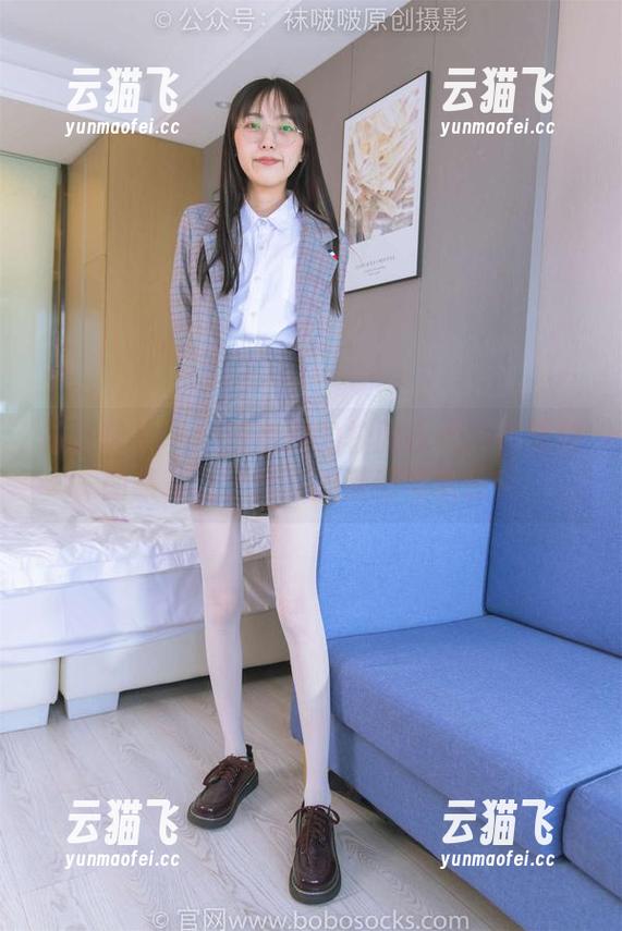 袜啵啵 - 一个甜甜圈的校服探险：花絮版图集见证了青春的荒谬与欢乐！