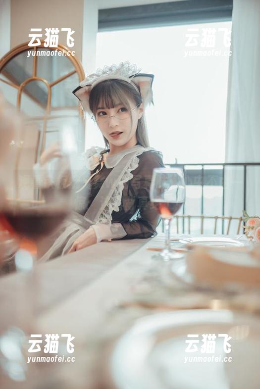 观看铁板烧鬼舞w的写真时，心中不由一惊：这露背真绝了！