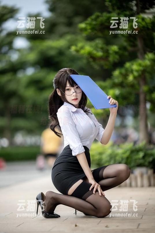 福利在线！香草喵露露的泳衣穿搭好像在给我的脑洞“冲浪”。