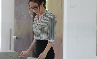 魔镜街拍 – 私拍中的曼曼，居然让校服也看得出性感指数？