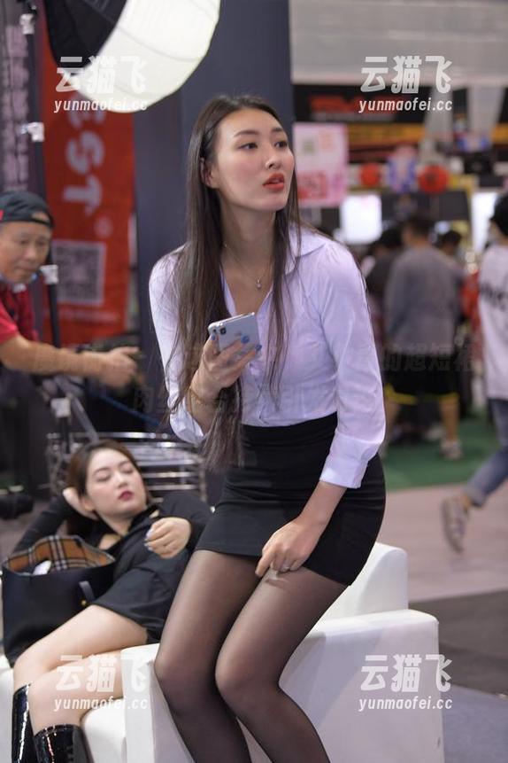 魔镜街拍-艾小青 魔镜街拍 - 在这图集中,艾小青的超短裙肉丝组合持续引发讨论