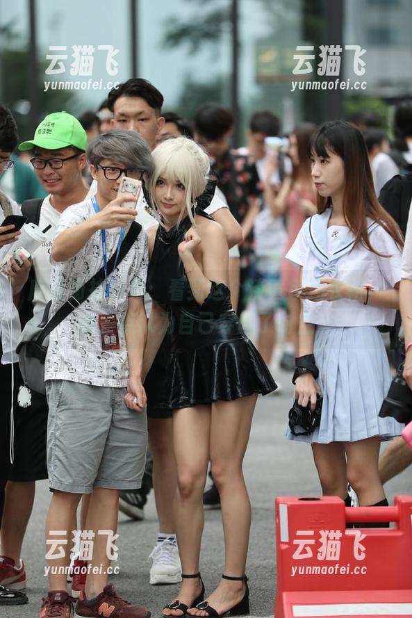 魔镜街拍写真：看到这个淡黄色连衣裙，我差点以为自己穿越了时空。