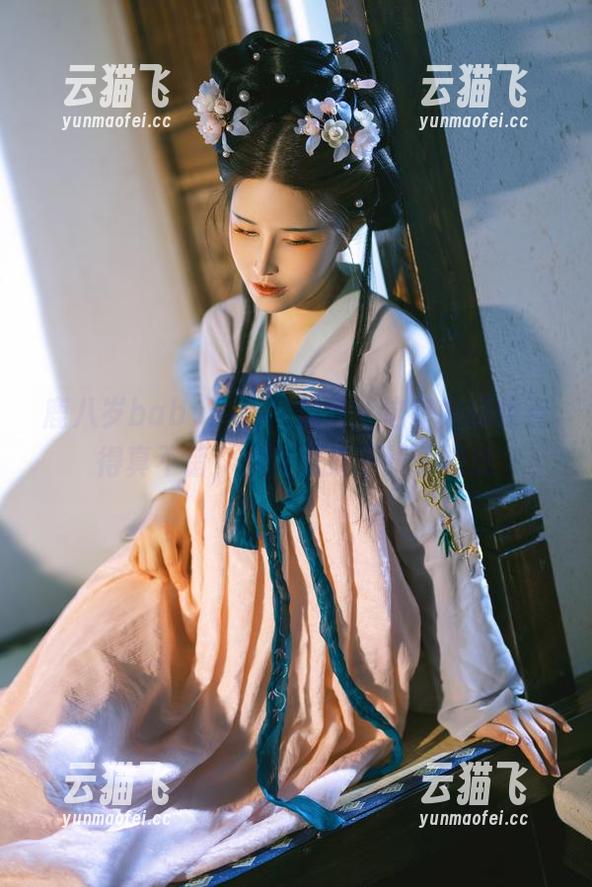 鹿八岁baby，我只想说，这室内绿妆点得真不错，别让霓虹干扰了视线